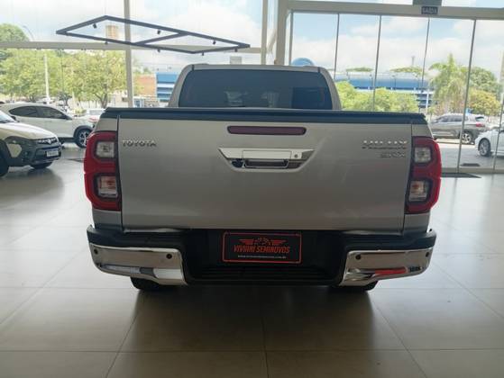 TOYOTA HILUX 2.8 D-4D TURBO DIESEL CD SRX 4X4 AUTOMÁTICO TOYOTA HILUX 2.8 D-4D TURBO DIESEL CD SRX 4X4 AUTOMÁTICO